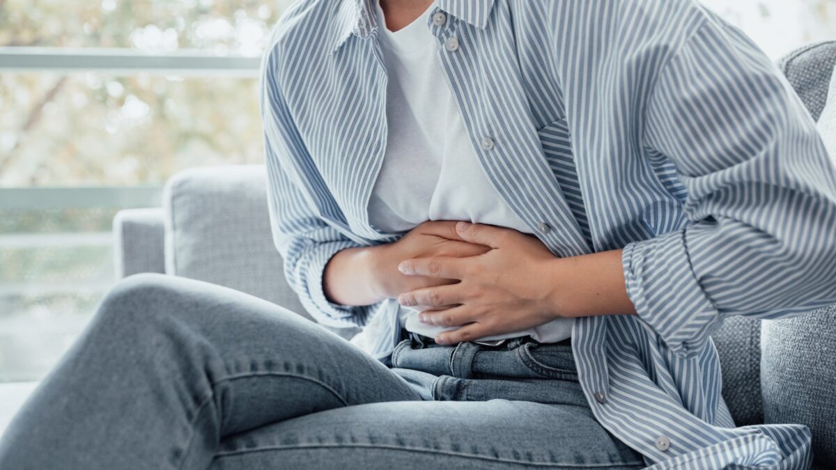 Izjūti dedzināšanu krūtīs vai vēdera sāpes? Sazinies ar MyEmerg gastroenterologu mobilajā lietotnē, lai atrastu problēmas cēloni neizejot no mājām.